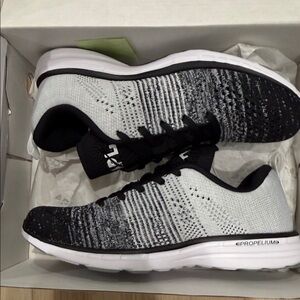 Brand new APL Techloom Pro black/white